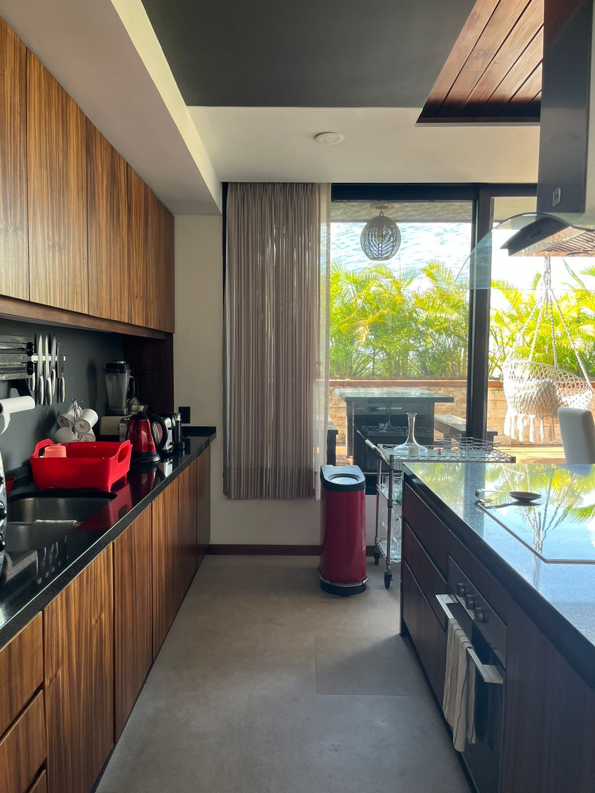 Cocina abierta del departamento con vista a las palmas