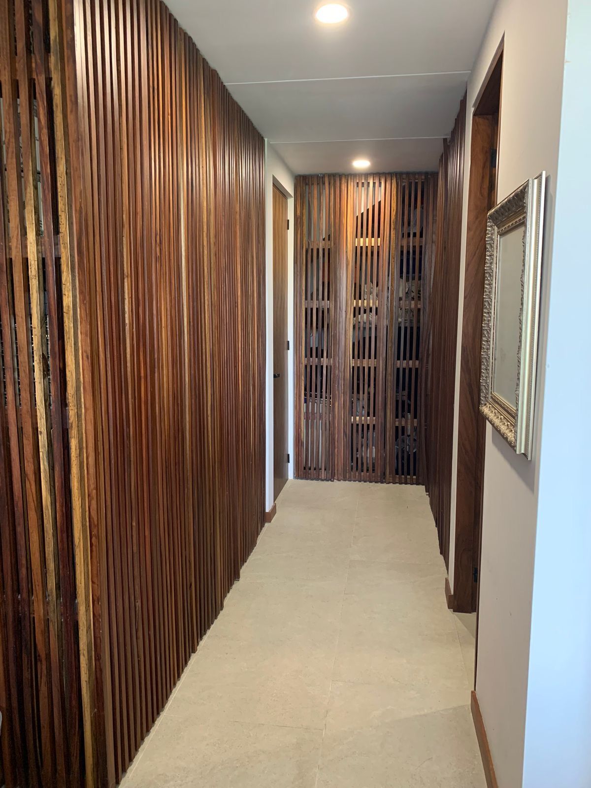 Pasillo de duela de madera del departamento