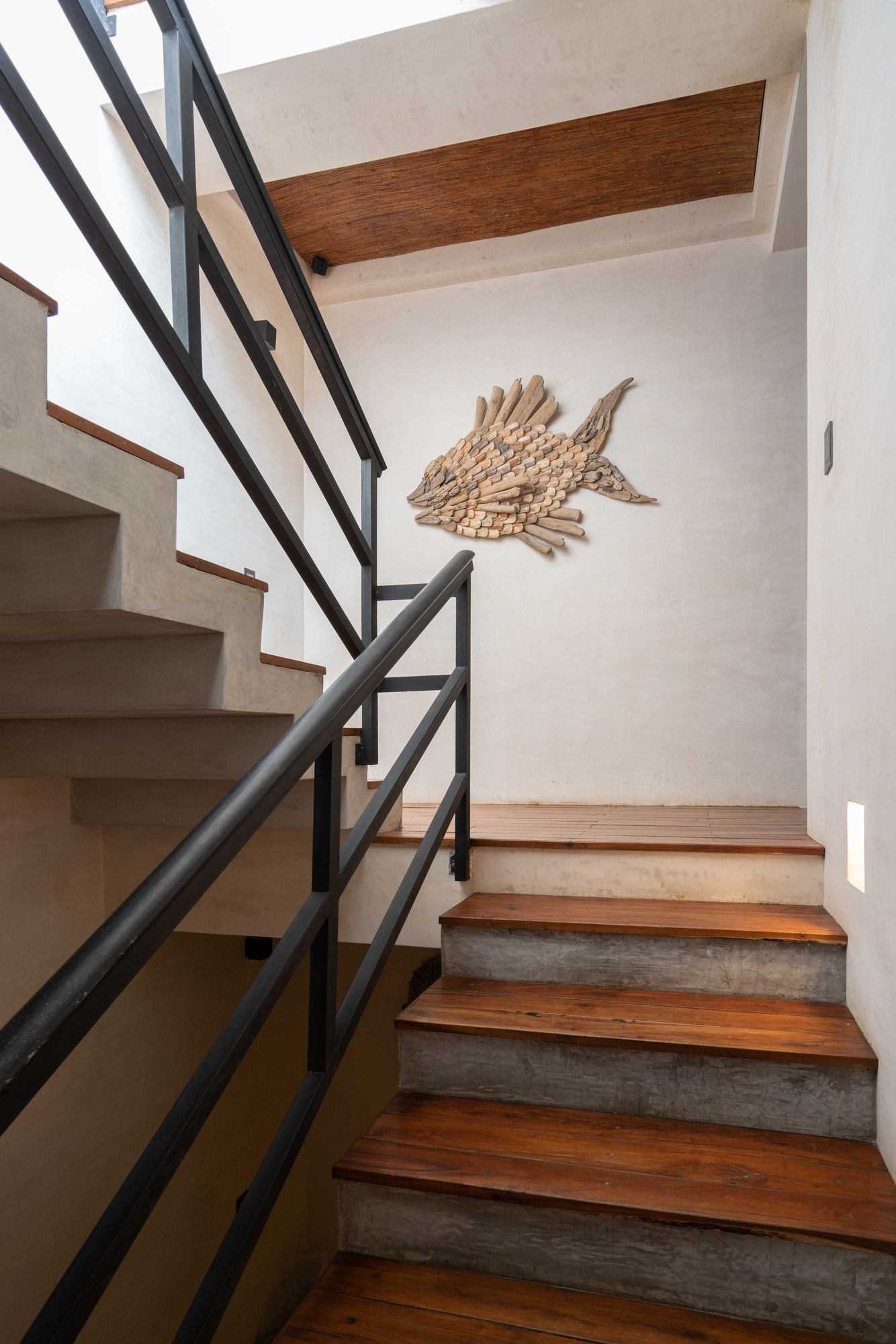 Escalera de madera recuperada con velas de alabastro