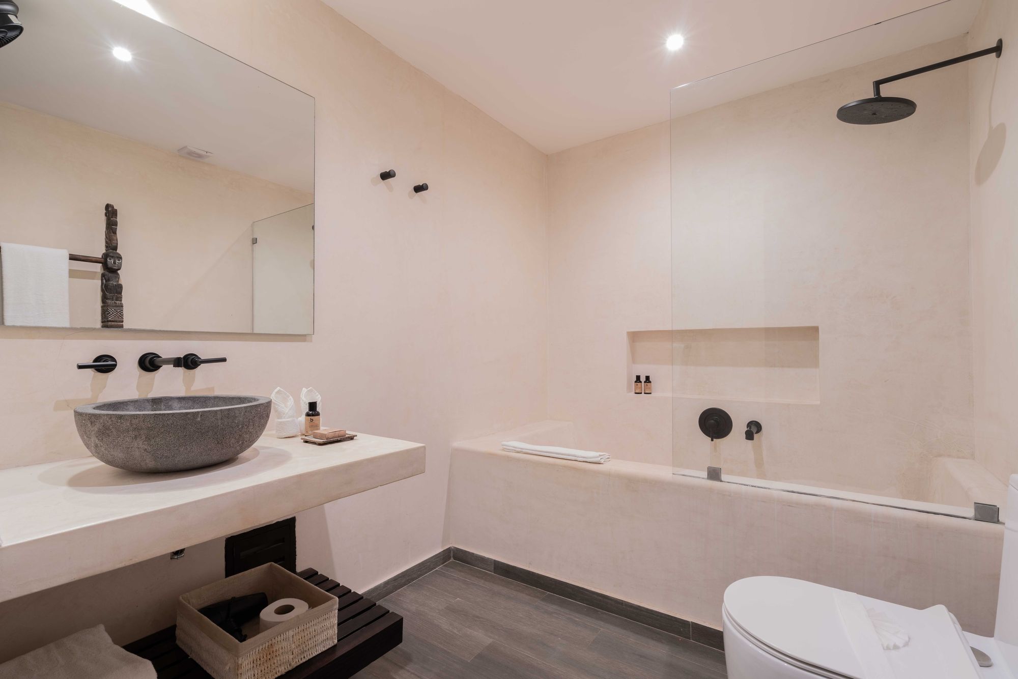 Ba&ntilde;o de microcemento con lavabo de piedra
