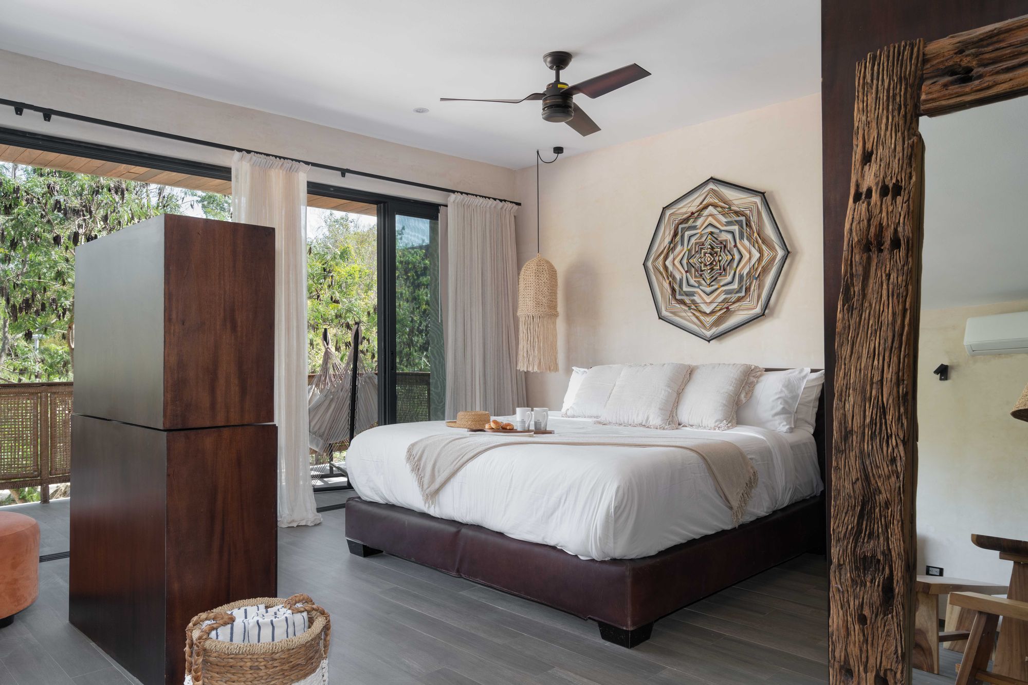 Cama king del loft bajo un mandala tejido