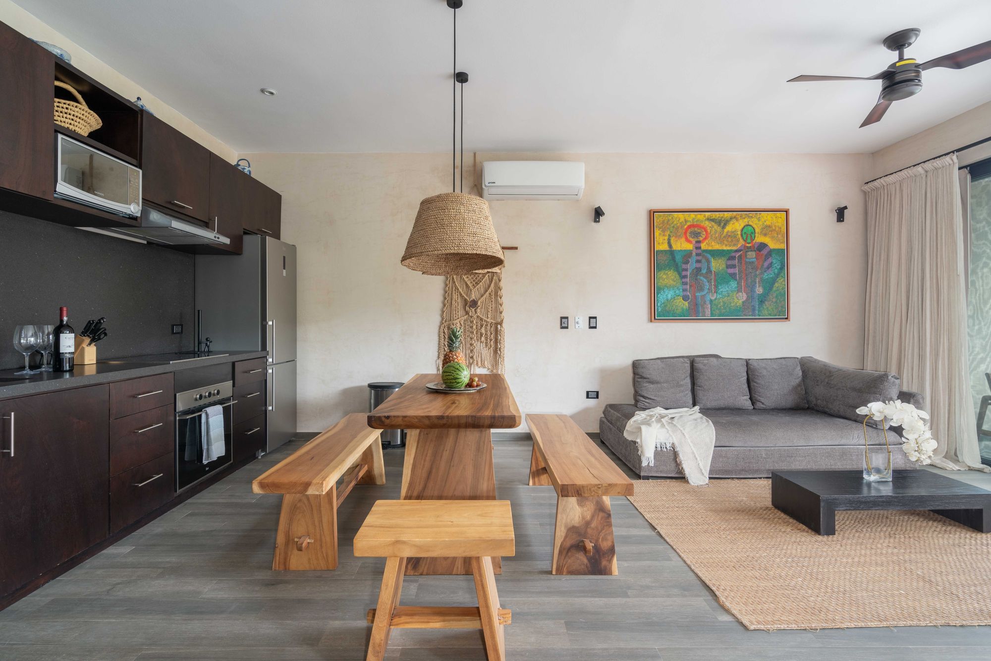 Cocina completa y mesa larga del loft