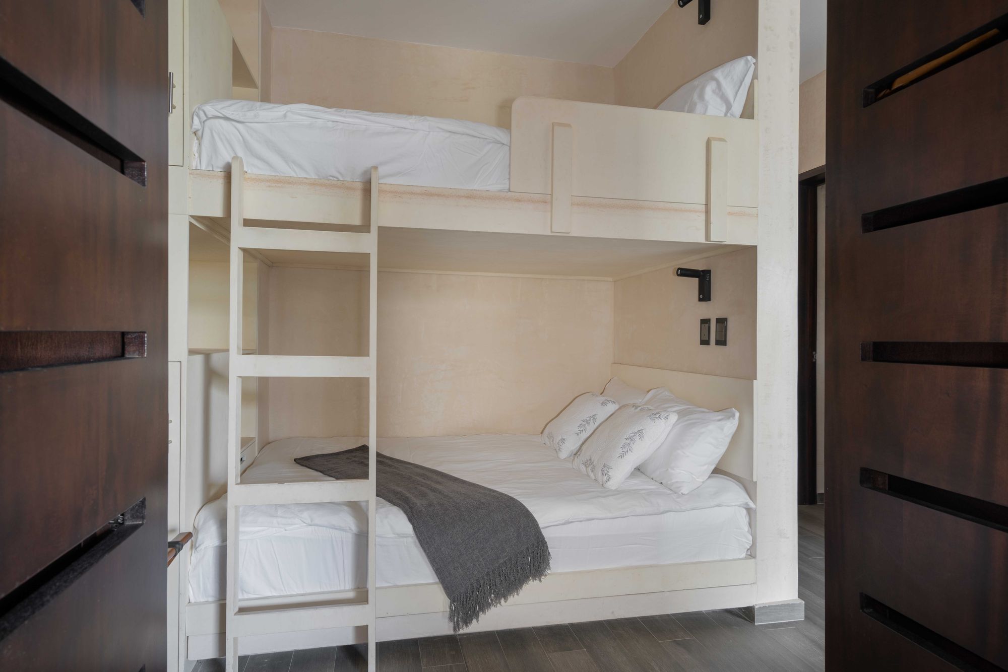Literas queen tras puertas de madera