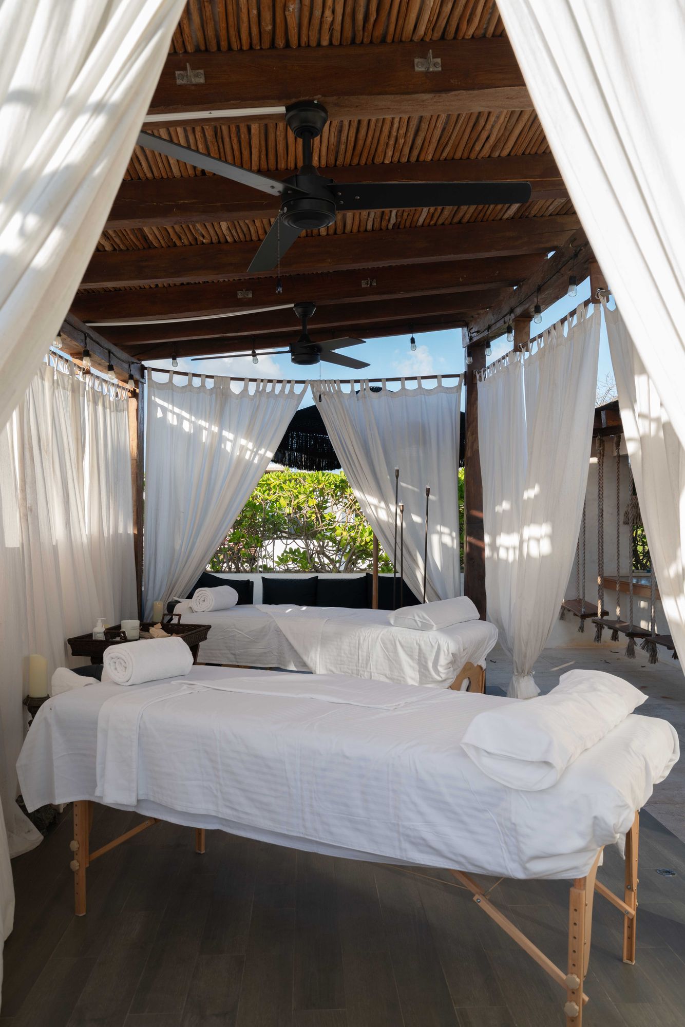 Camillas del spa bajo palapa